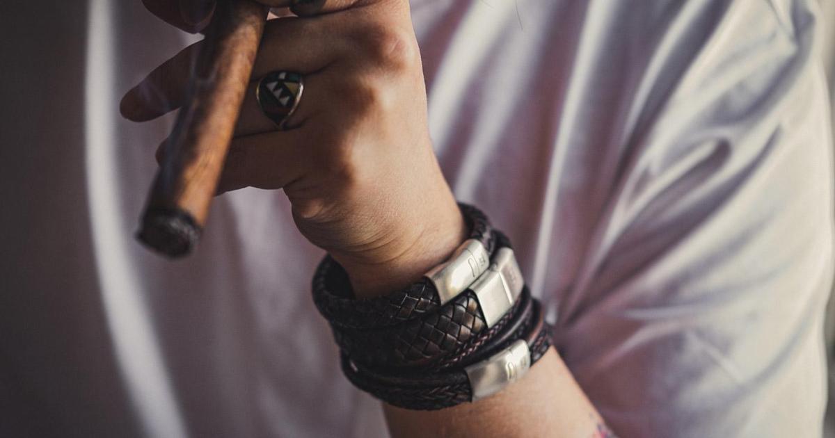 Die teure Schweizer Uhr macht Platz für stylische Lederarmbänder!